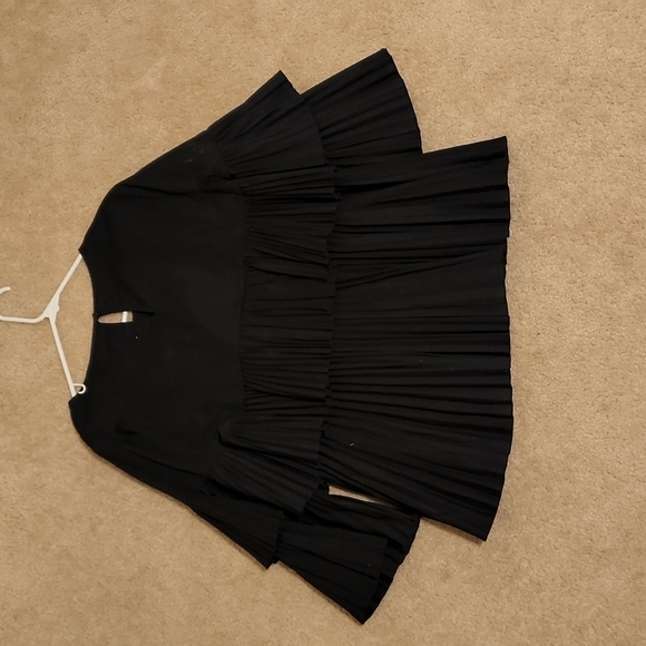 Black pleated Halogen top. - Picture 2 of 3